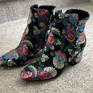 Bamboo booties with floral print
